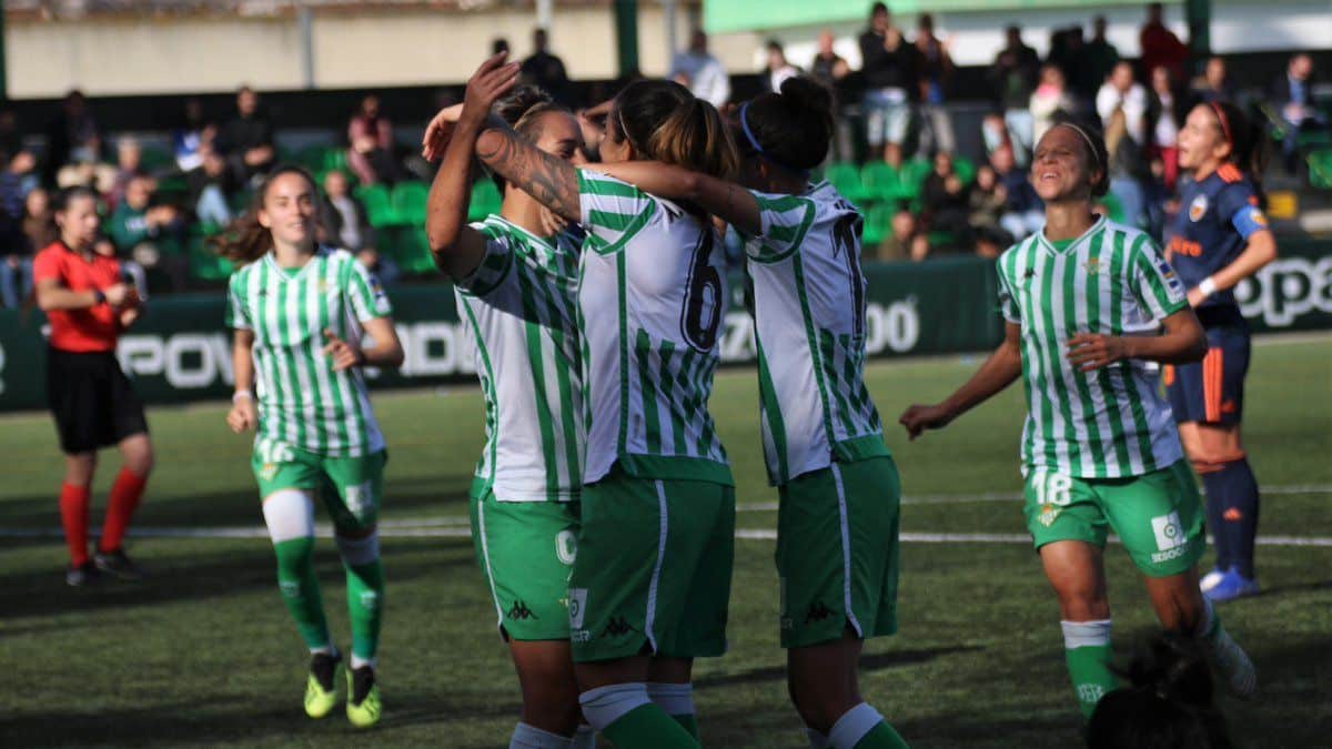 Las verdiblancas celebrando la victoria | Foto: Real Betis Féminas