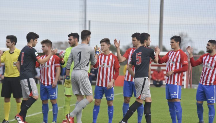 Jugadores de Sporting 'B' y Bilbao Athletic se saludan en el encuentro de la pasada temporada en Mareo