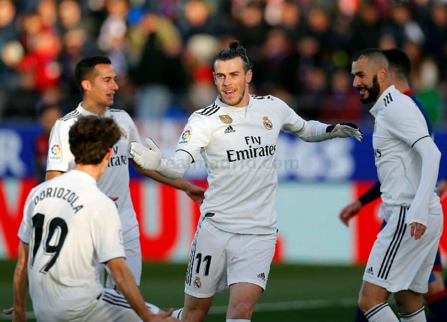 Gareth Bale celebra un gol con Karim Benzema, Lucas Vázquez y Álvaro Odriozola en un partido con el Real Madrid. Foto: Real Madrid Club de Fútbol.