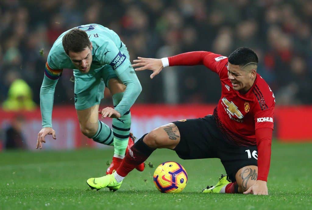 Rojo y Ramsey pelean un balón
