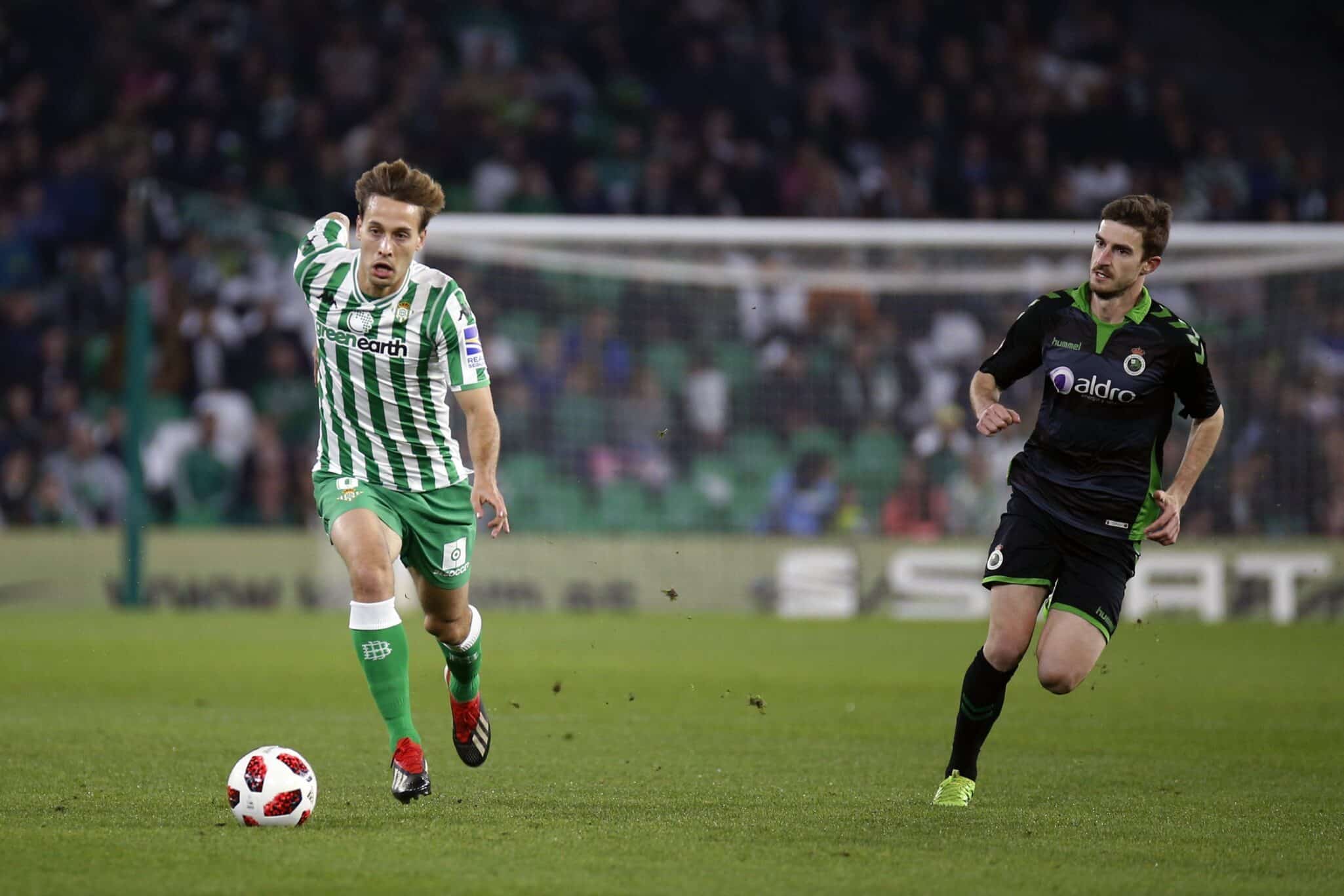 Canales conduciendo el balón. / Real Betis Balompié