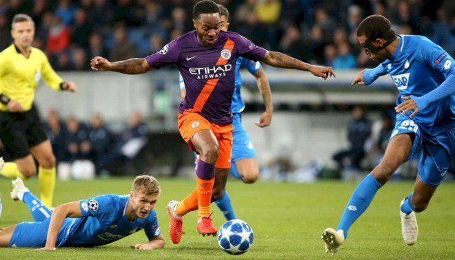 Sterling conduce el balón