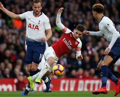 Lucas Torreira entre Harry Kane y Delle Alli