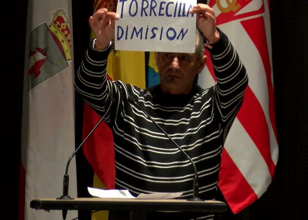 Un accionista mostró un cartel pidiendo la dimisión del director deportivo, Miguel Torrecilla