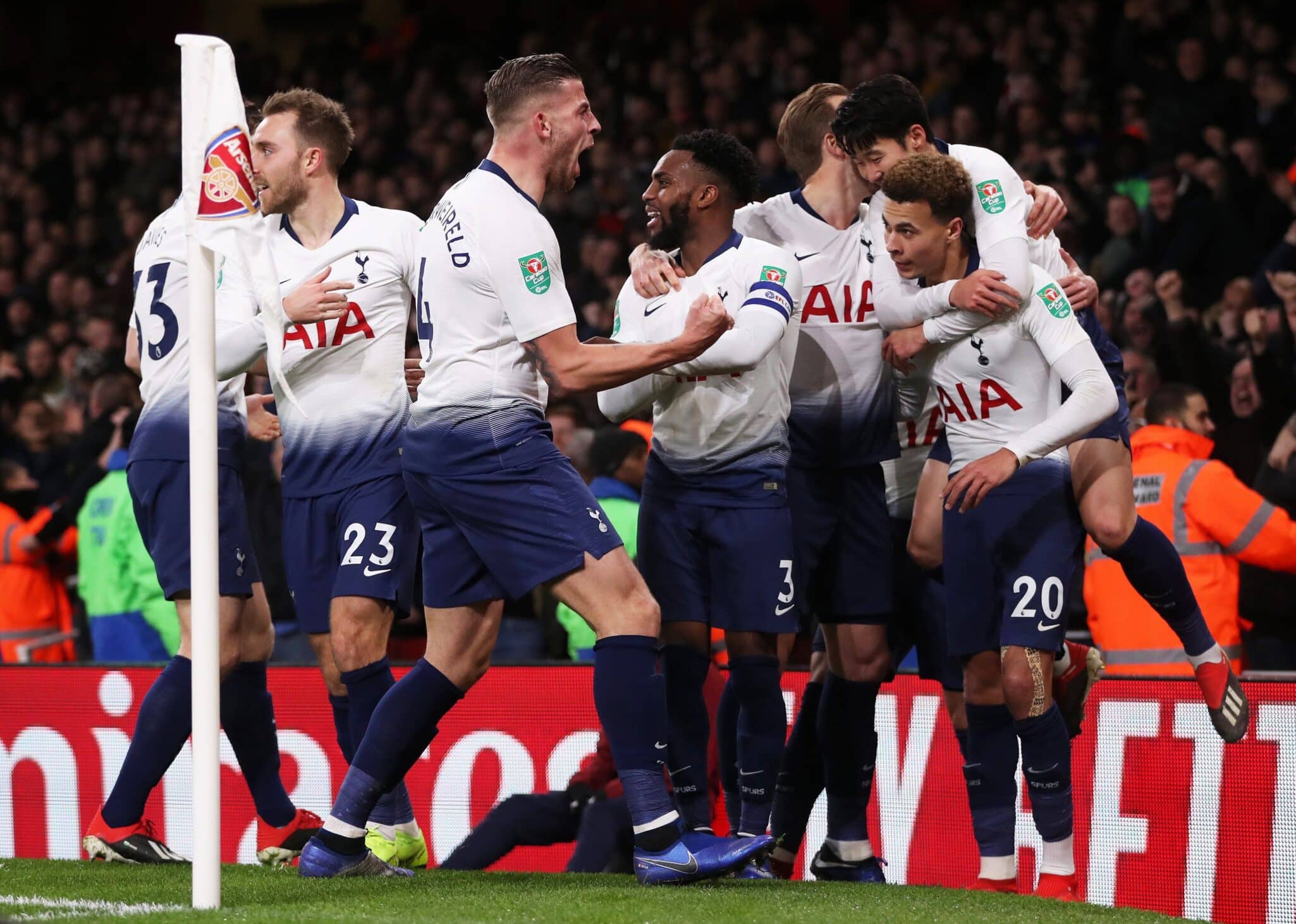 Jugadores del Tottenham festejan el gol.