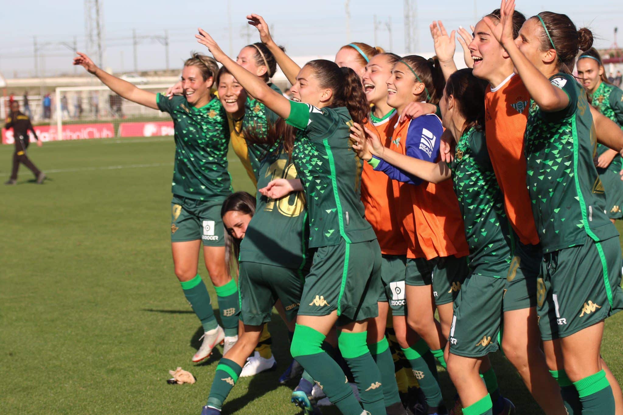 Celebración de la victoria en el derni / @realbetisfem