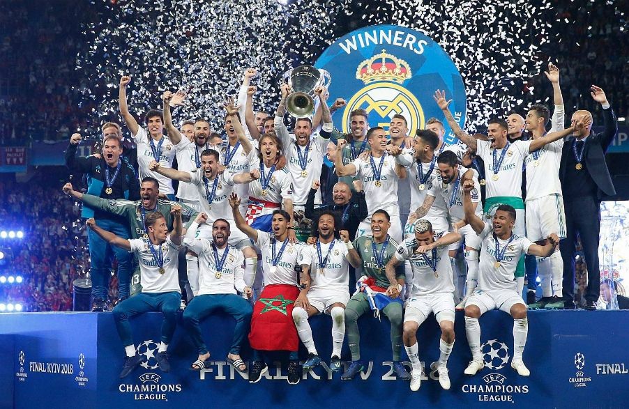 La plantilla del Real Madrid celebra la décimo tercera Champions League conseguida en Kiev. Foto: Real Madrid Club de Fútbol.