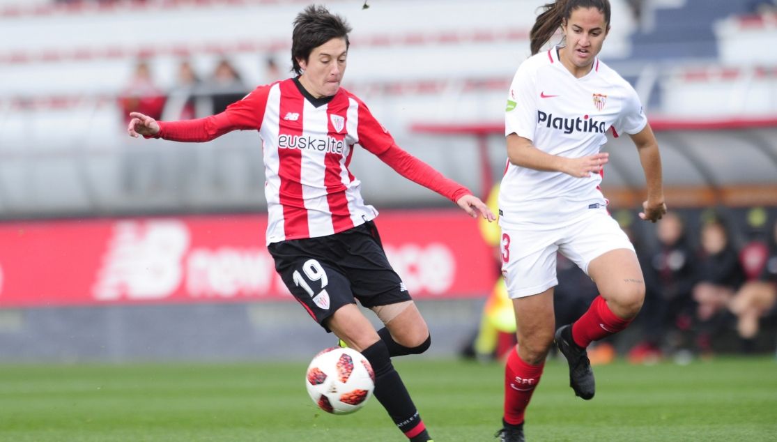 Erika y Lucía en un instante del choque disputado ayer en Lezama. Fuente: Sevilla FC.