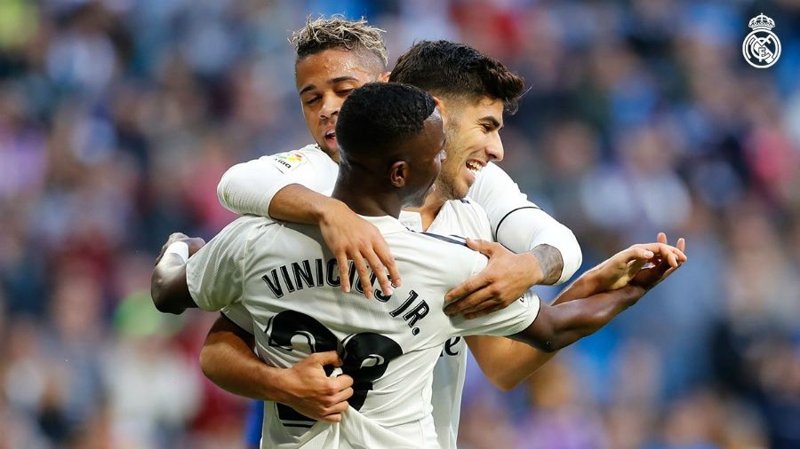 Marco Asensio celebra un gol con Mariano y Vinicius Júnior en un partido con el Real Madrid. Foto: Real Madrid Club de Fútbol.