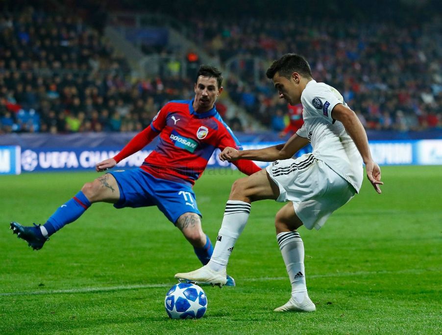 Sergio Reguilón controla el balón ante Milan Petrzela en un Viktoria Plzen - Real Madrid. Foto: Real Madrid Club de Fútbol.