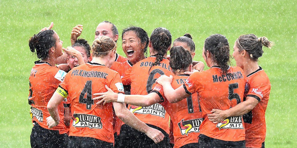 Brisbane Roar comienza a tomar protagonismo y festeja bajo la lluvia (foto: W-League Twitter account)