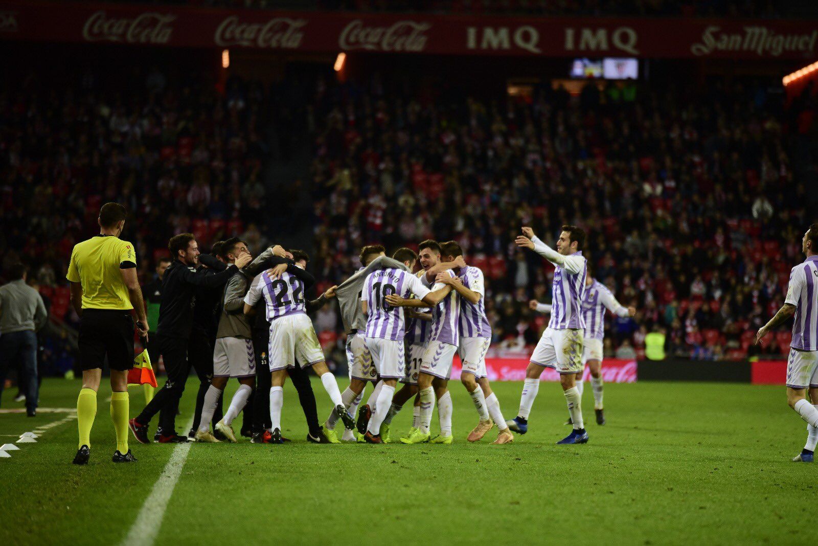 Los jugadores del real Valladolid celebran el agónico empate sobre el césped de San Mamés. (Foto: @realvalladolid)