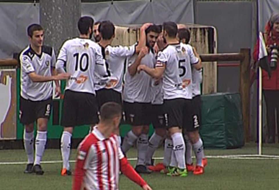 El Gernika celebra un gol en un partido