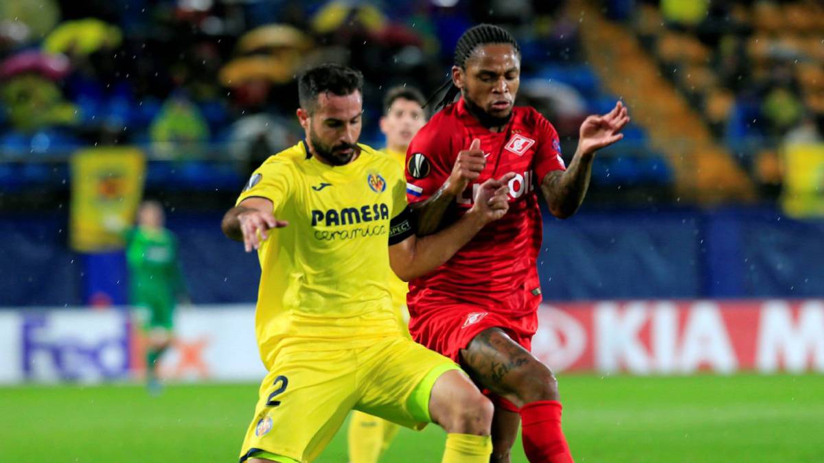 Mario Gaspar y Luiz Adriano pugnando por la pelota.