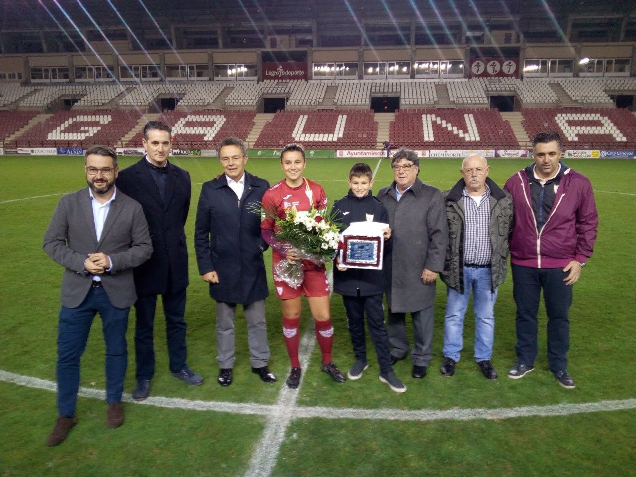 Ana Tejada recibía un pequeño homenaje tras ser campeona del mundo sub-17 con España. / @EDFFemenino