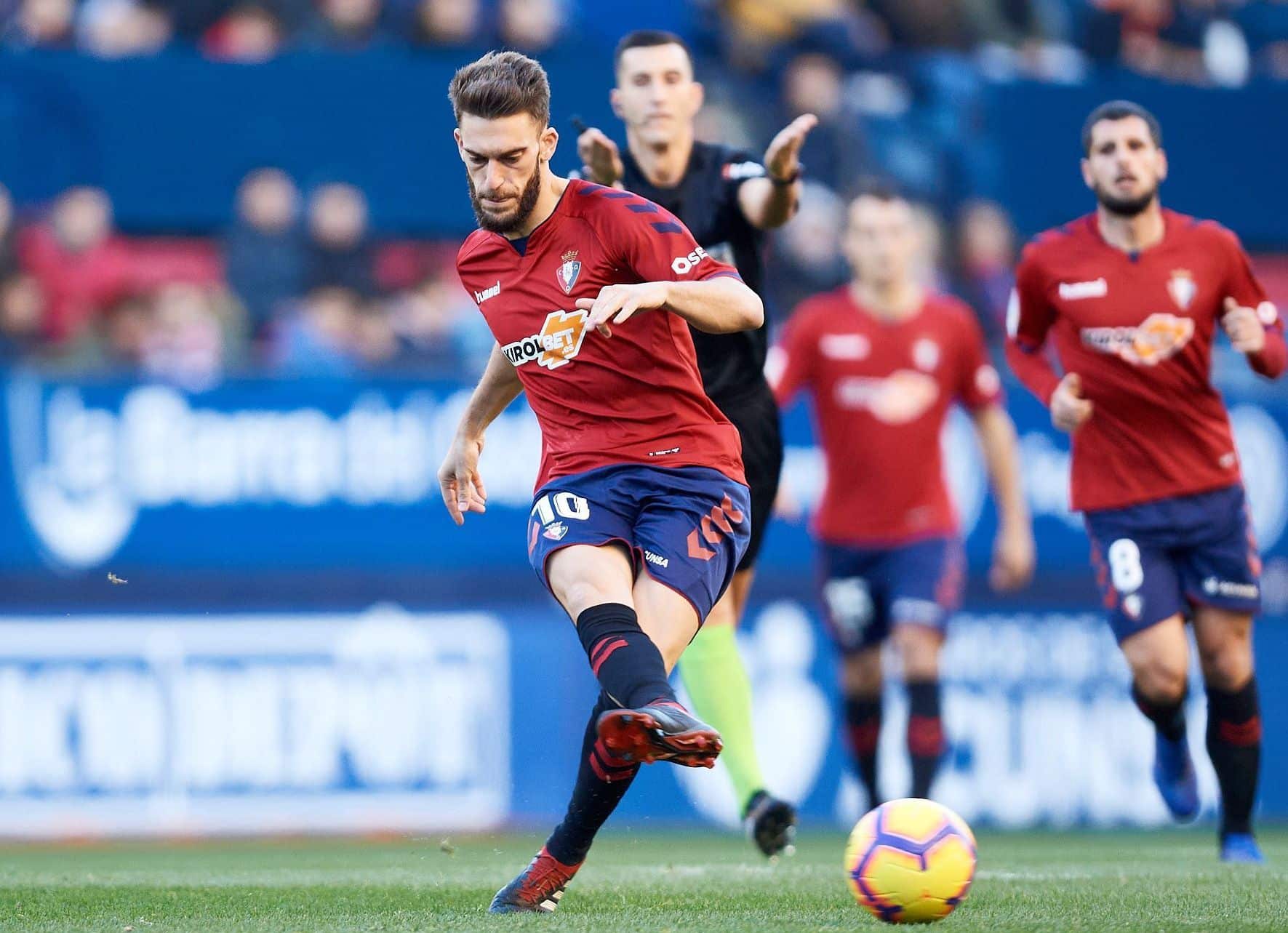 Roberto Torres en un partido con Osasuna