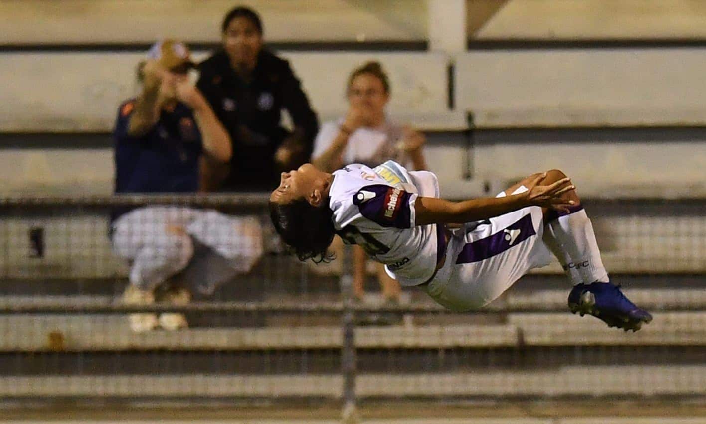 Sam Kerr haciendo su famoso back flip para festejar su nuevo récord (foto: Dean Lewins/AAP)