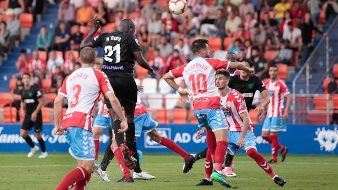 N' Diaye cabecea a la escuadra el tanto que le dio la victoria al Málaga en el Anxo Carro: Foto Málaga Hoy