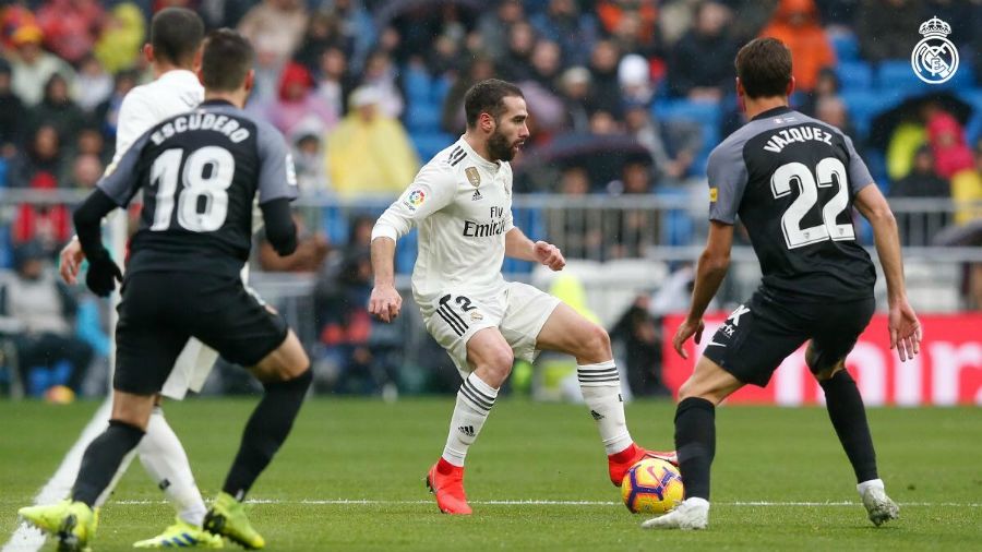 Dani Carvajal controla el balón en un Real Madrid - Sevilla. Foto: Real Madrid Club de Fútbol.