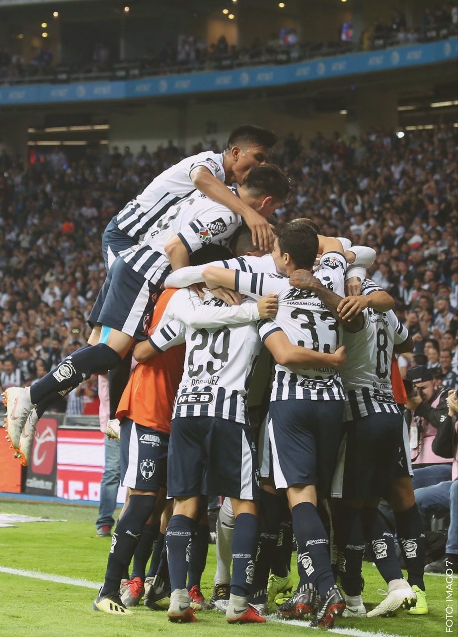 Rayados festejando.