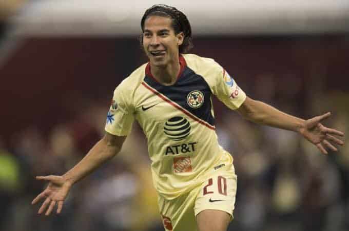 Diego Lainez celebrando uno de sus goles con el America