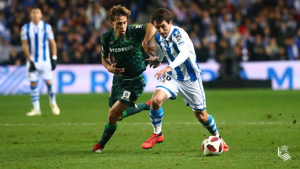 Canales y Oyarzabal luchan por un balón. / @RealSociedad