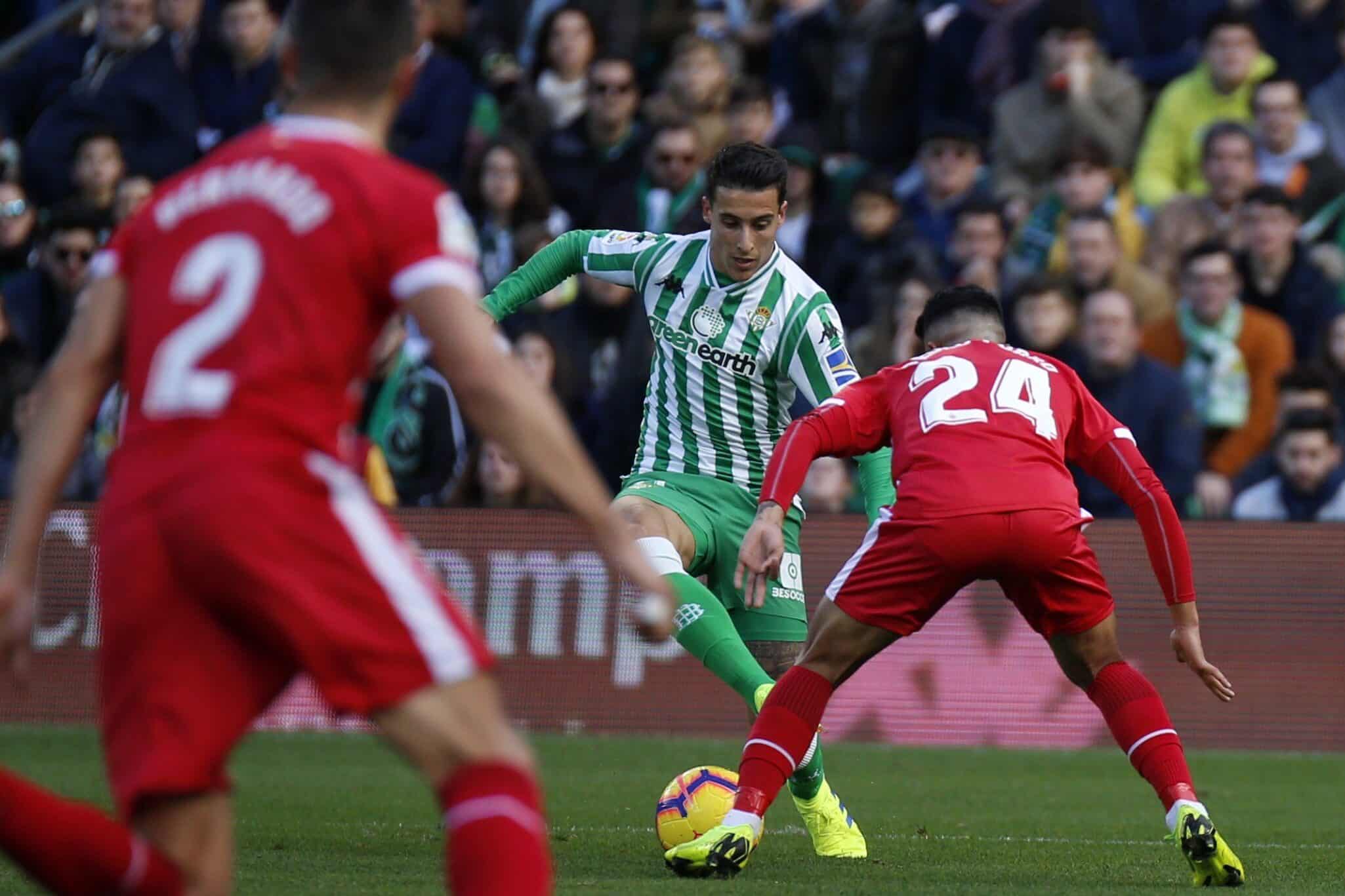 Cristian Tello y Pedro Porro disputan un balón / Real Betis Balompié