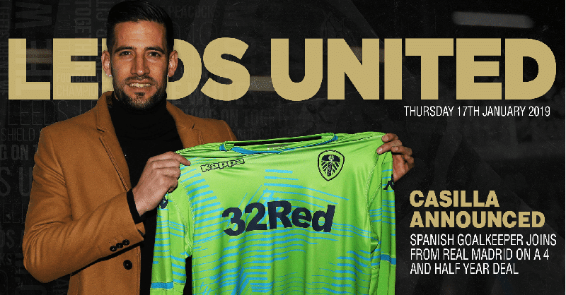 Kiko Casilla luce la camiseta del Leeds United en su presentación con el club inglés. Foto: Leeds United.