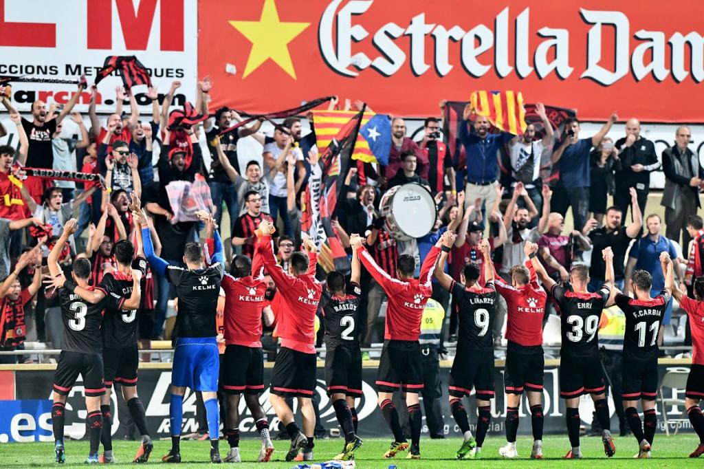 Jugadores y afición del Reus Deportiu celebran uno de los triunfos logrados en su etapa en Segunda División