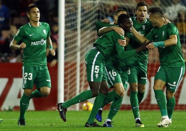 Los jugadores del Sporting de Gijón celebran un gol en el Nuevo Los Cármenes de Granada
