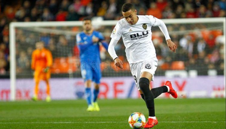 Rodrigo fue el autor de los tres goles del Valencia que le dan el pase a semifinales de Copa