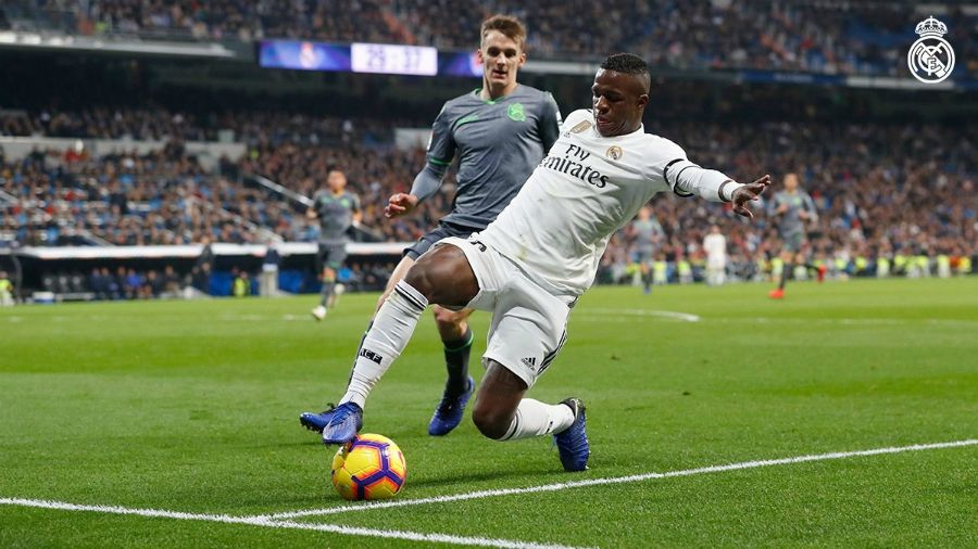 Vinicius controla un balón ante Januzaj en un Real Madrid - Real Sociedad. Foto: Real Madrid Club de Fútbol.