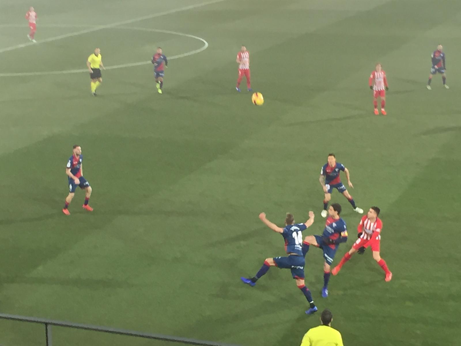Goleada bajo la niebla en El Alcoraz