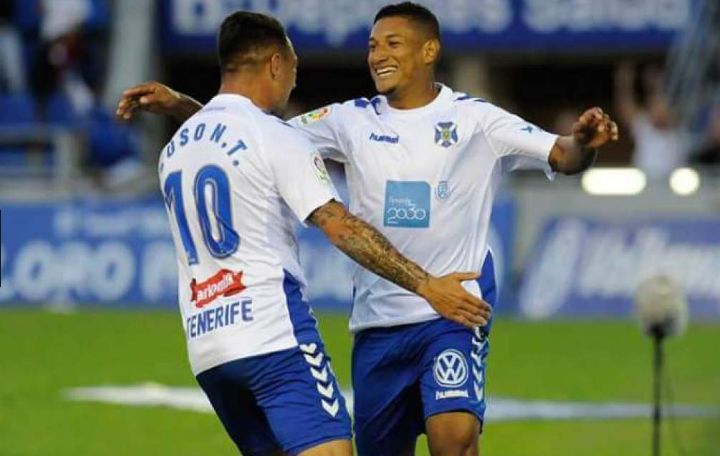 Bryan Acosta celebra un gol del Tenerife junto a Suso Santana