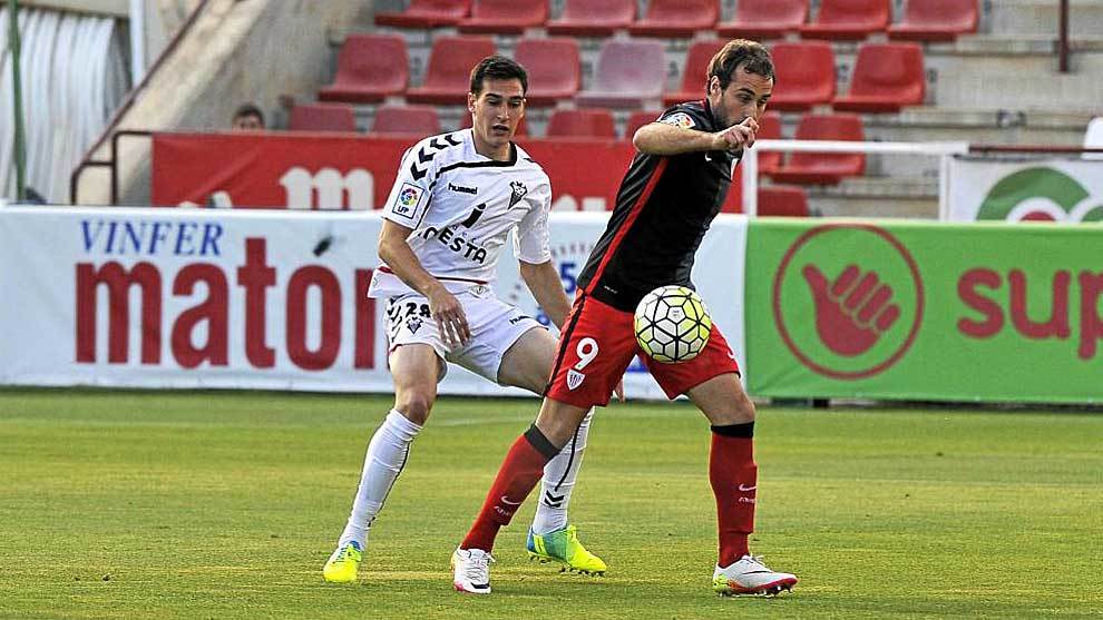 Adri Gomez vistiendo la camiseta del Albacete. Fuente: marca.com