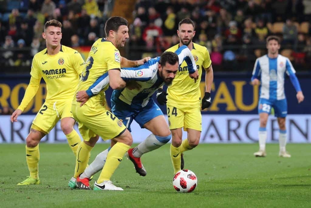 Borja Iglesias y Bonera, luchando por la pelota.