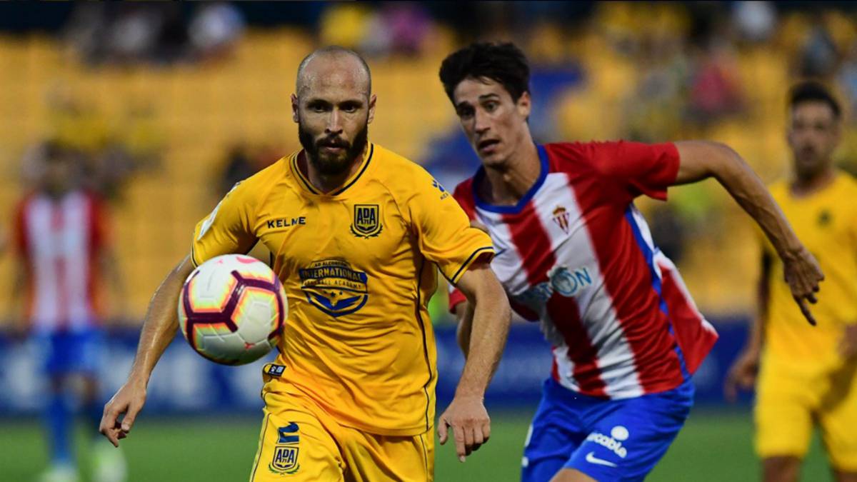 Laure, del Alcorcón, en un partido con Pablo Pérez del Sporting