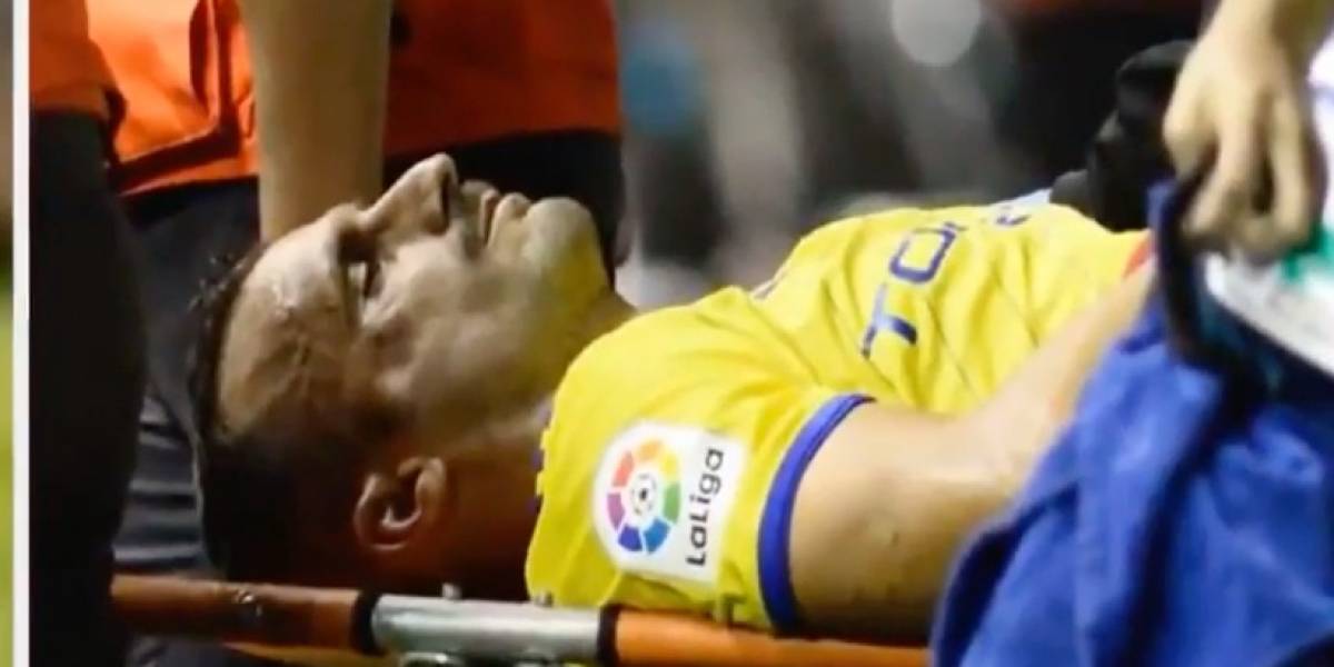 Servando retirado en camilla tras el brutal golpe (Fuente:Cádiz CF)