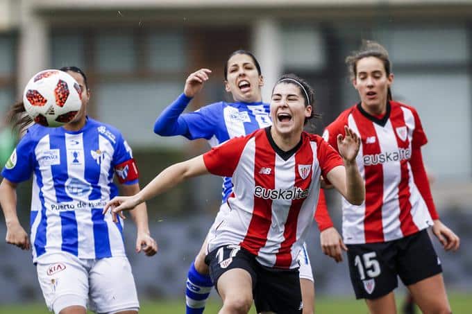 Lucía y Patri pugnan por un balón en el partido de ayer. Fuente: El Desmarque.