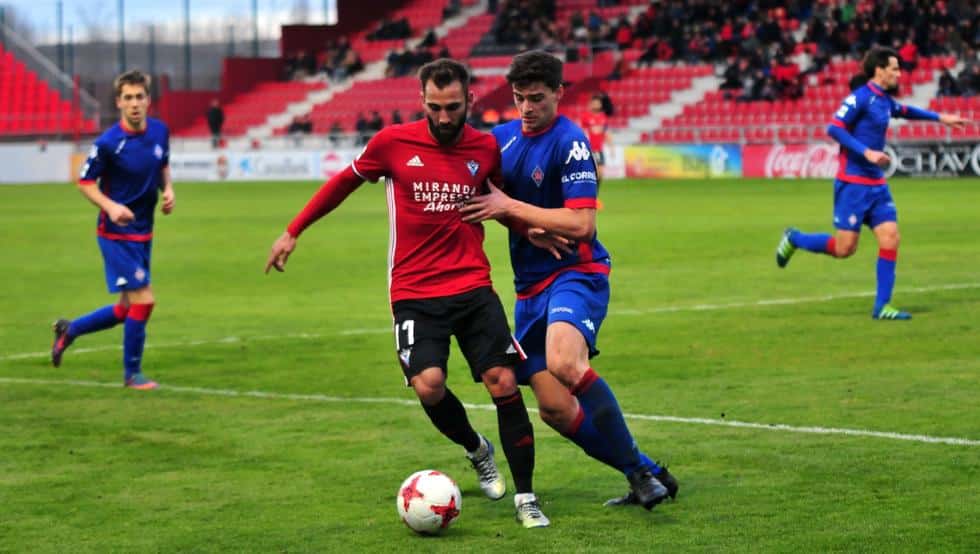 Oier Luengo la pasada temporada con el Amorebieta frente al Mirandés