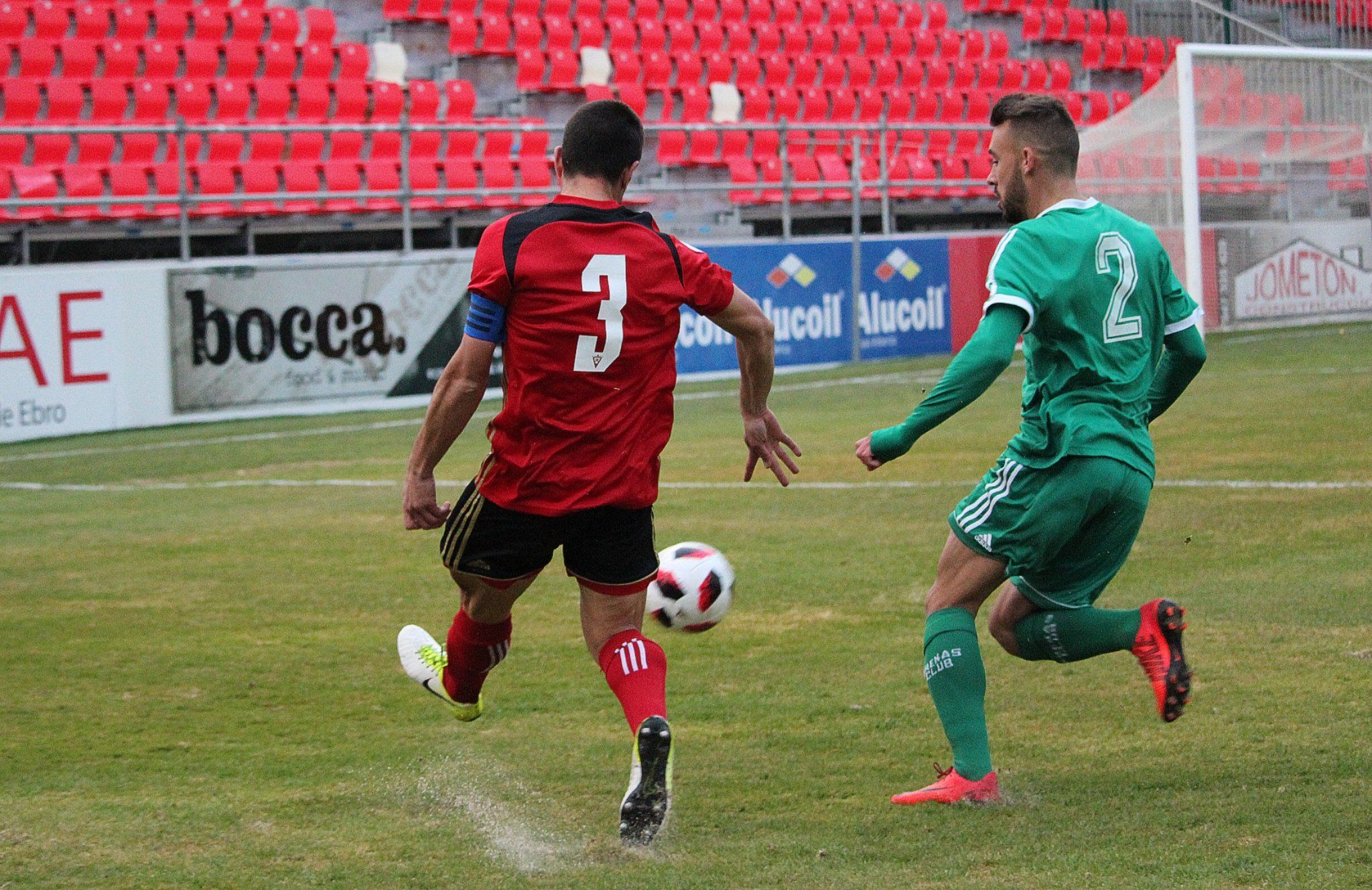 Lance del encuentro entre el Mirandés y el Arenas (Foto: Paula González)