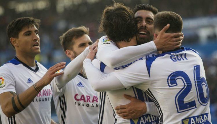 Jugadores del Real Zaragoza en la temporada 2017/2018 celebran un gol