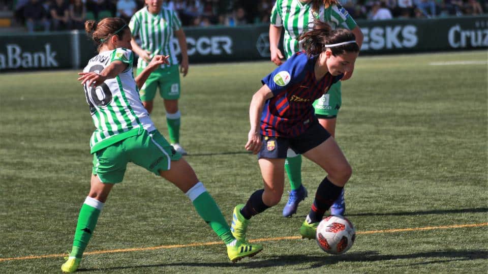 Aitana y Marrianela pugnan por un balón. / @realbetisfem