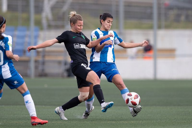 Disputa del balón entre Dominika y Elba - RCD Espanyol