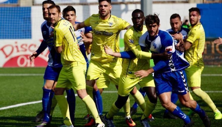 Jugada a balón parado entre Ebro y Ejea en el pasado derbi aragones.