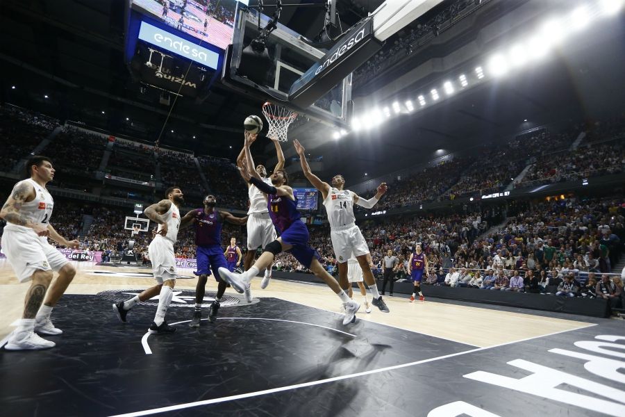Ante Tomic lanza a canasta en un Real Madrid - Barça Lassa. Foto: ACB.