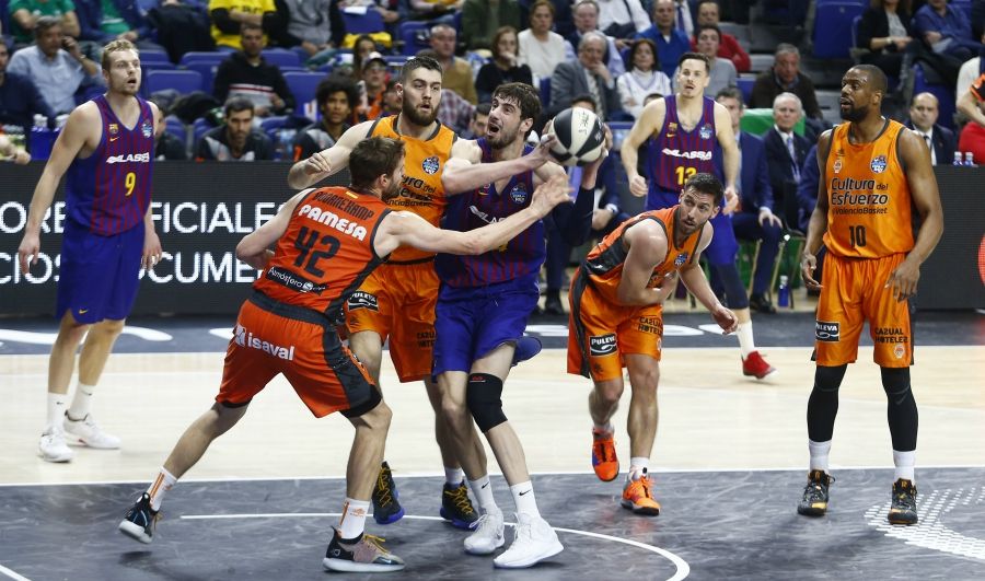 Ante Tomic intenta subir el balón ante Aaron Doornekamp y Mike Tobey en un Barça Lassa - Valencia Basket. Foto: Liga Endesa.