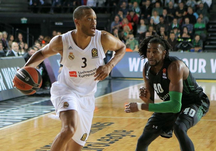 Anthony Randolph bota ante Jeremy Evans en un Darussafaka - Real Madrid. Foto: Real Madrid.