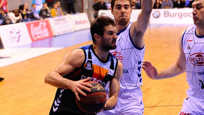 Bruno Fitipaldo entra a canasta en un Delteco GBC - San Pablo Burgos. Foto: Liga Endesa.