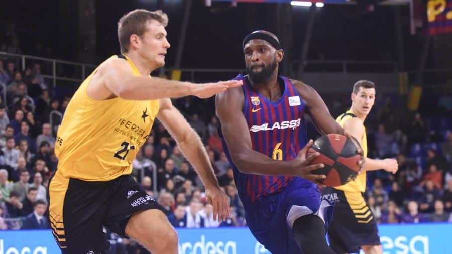 Chris Singleton entra a canasta ante Tim Abromaitis en un Barça Lassa - Iberostar Tenerife. Foto: Liga Endesa.